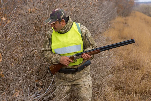 Şapkalı Bir Avcı Kamuflaj Silah Bozkır Köpek Ile Bir Yansıtıcı — Stok fotoğraf