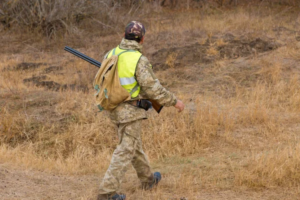 Chasseur Dans Chapeau Avec Pistolet Camouflage Gilet Réfléchissant Dans Steppe — Photo
