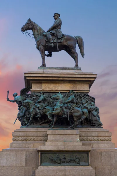 Günbatımı Gökyüzü Arka Planında Tarihi Anıt — Stok fotoğraf
