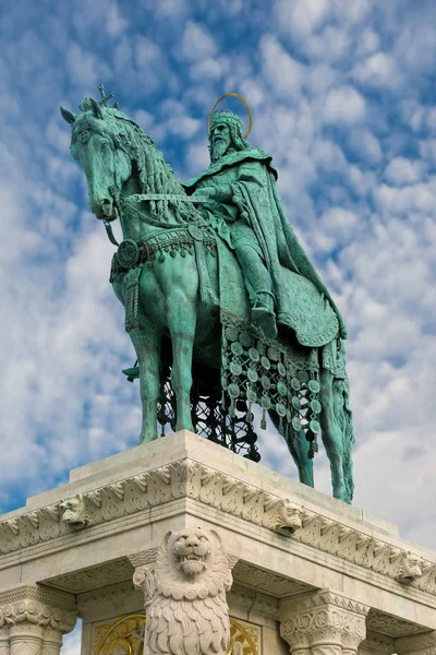 Standbeeld Van Koning Bewolkte Hemel Achtergrond — Stockfoto