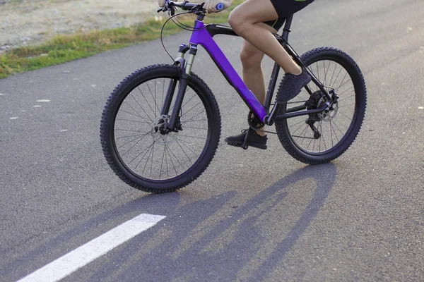 Дівчина Гірському Велосипеді Бездоріжжі Красивий Портрет Велосипедиста Заході Сонця Фітнес — стокове фото