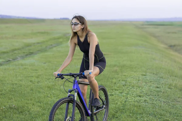 Mädchen Auf Einem Mountainbike Gelände Schönes Porträt Eines Radfahrers Bei — Stockfoto