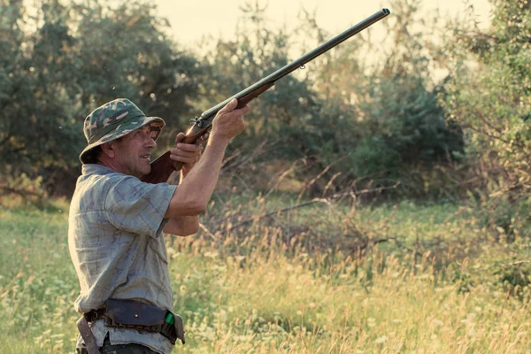 Période Chasse Saison Automne Ouverte Chasseur Armé Dans Ses Mains — Photo