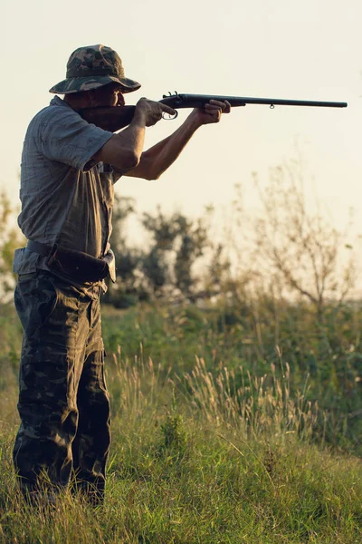 Jachtperiode Herfstseizoen Geopend Een Jager Met Een Pistool Zijn Handen — Stockfoto