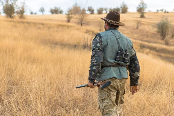 Cacciatore Con Cappello Pistola Cerca Prede Nella Steppa Mira Alla — Foto Stock