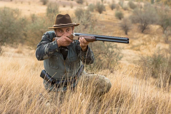 Chasseur Avec Chapeau Une Arme Feu Recherche Proies Dans Steppe — Photo