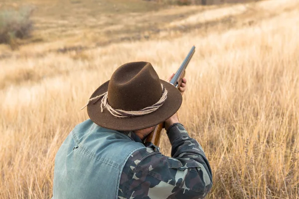 Cazador Con Sombrero Pistola Busca Presas Estepa Apunta Presa — Foto de Stock