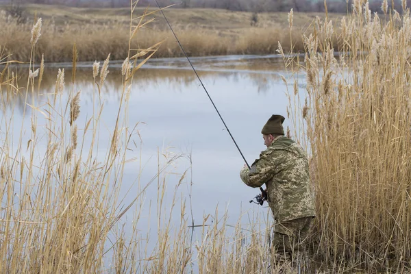 Fishing Reeds Spinning Quiet Water Man Camouflage Clothes Cool Weather — Stock Photo, Image