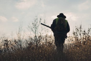 Avcı av tüfeği avlıyor.