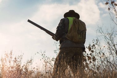 Avcı av tüfeği avlıyor.