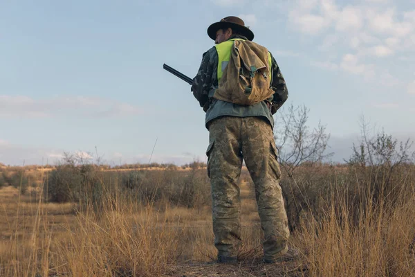 Hunter Med Hagelgevär Jakt Utomhus — Stockfoto