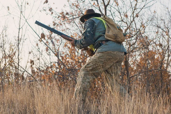 Hunter Med Hagelgevär Jakt Utomhus — Stockfoto