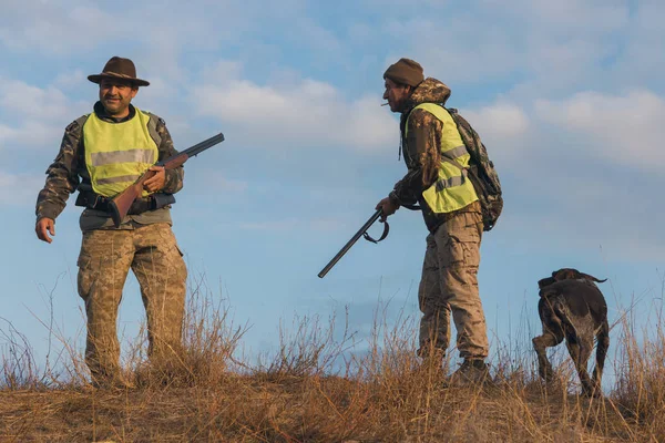 Tüfekli Avcılar Dışarıda Köpek Avcıları — Stok fotoğraf
