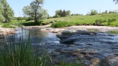 Dağ nehrinin manzarası, gürültülü su taşar.