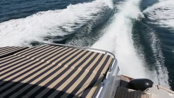 Havet Vågor Stänker Yacht Sommarsemester Vid Havet — Stockvideo