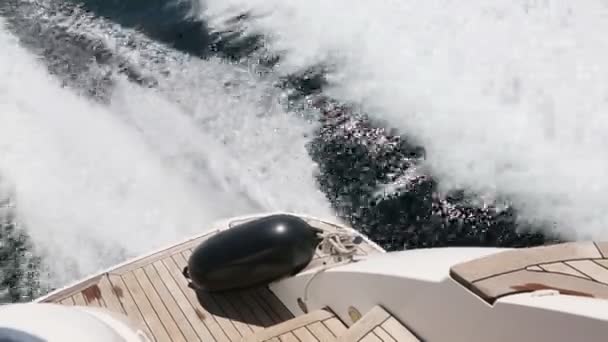 Mořské Vlny Stříkající Jachta Letní Dovolená Moře — Stock video