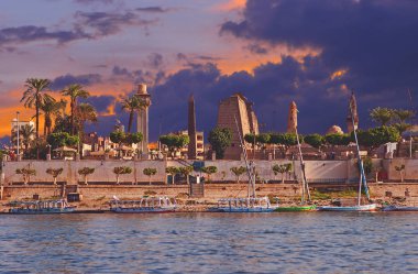 Luxor ve Karnak Tapınağı Nil Nehri'nin başka bankadan görünümünü. Mısır, Afrika.