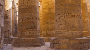Karnak Tapınağı, Luxor 'daki Nil Vadisi' nde antik Mısır 'ın heykel heykelleri, duvarda kabartmalı hiyeroglifler.