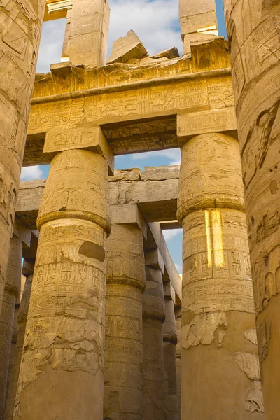 Karnak Temple Kolossala Skulpturer Antikens Egypten Nildalen Luxor Präglade Hieroglyfer — Stockfoto