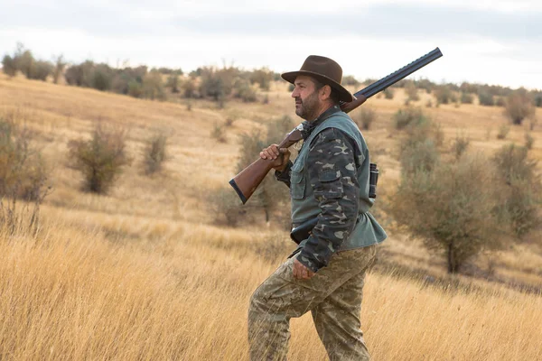 Sakallı Hunter Şapkalı Bir Silahla Standları Bulmak Için Mesafe Içine — Stok fotoğraf