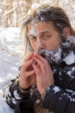 Karda bir sakallı bir adam