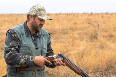Bir şapka ve bir silah bozkır, avını arayan avcı av için amaçlamaktadır