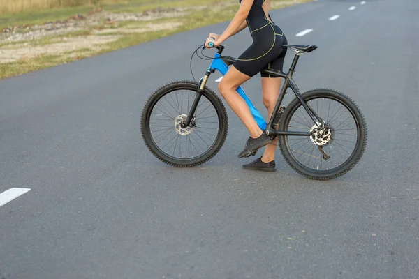 Flicka Mountainbike Offroad Vackra Porträtt Cyklist Solnedgången Fitness Tjej Rider — Stockfoto