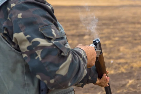 Cazador Con Sombrero Pistola Busca Presas Estepa Apunta Presa — Foto de Stock