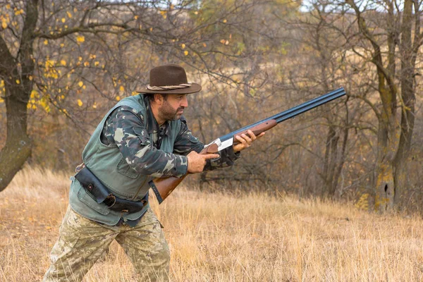 Jägare Med Hatt Och Pistol Jakt Efter Byten Stäppen Syftar — Stockfoto