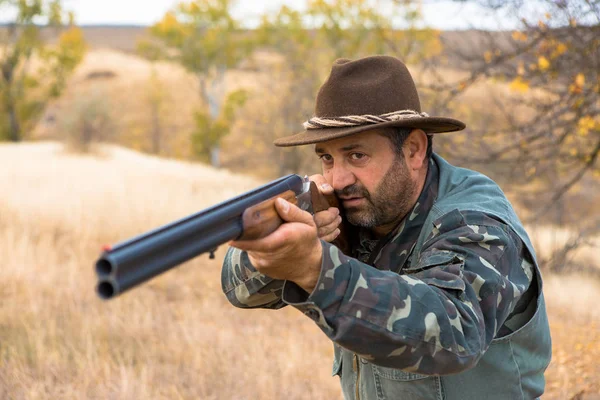 Jäger Mit Hut Und Gewehr Auf Der Suche Nach Beute — Stockfoto