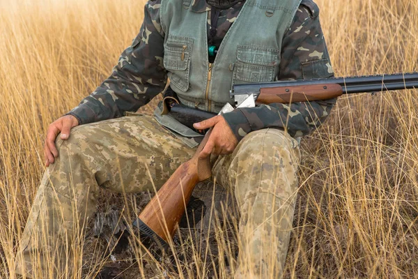 Chasseur Avec Chapeau Une Arme Feu Recherche Proies Dans Steppe — Photo