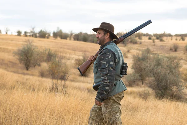 Chasseur Avec Chapeau Une Arme Feu Recherche Proies Dans Steppe — Photo