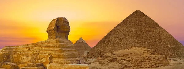 Sfinx Mot Bakgrund Stora Egyptiska Pyramiderna Afrika Giza Plateau — Stockfoto