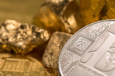 Kripto altın sikkeler - Bitcoin, Ethereum, Litecoin altın külçelerin arka planında. Sanal para kavramı.