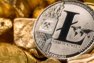 Kripto altın sikkeler - Bitcoin, Ethereum, Litecoin altın külçelerin arka planında. Sanal para kavramı.