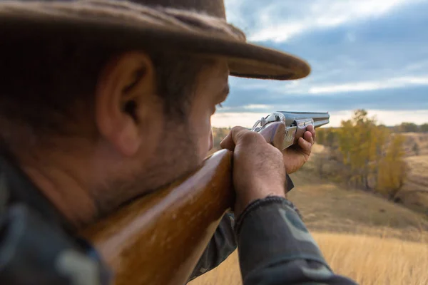 Cazador Con Sombrero Pistola Busca Presas Estepa Apunta Presa —  Fotos de Stock