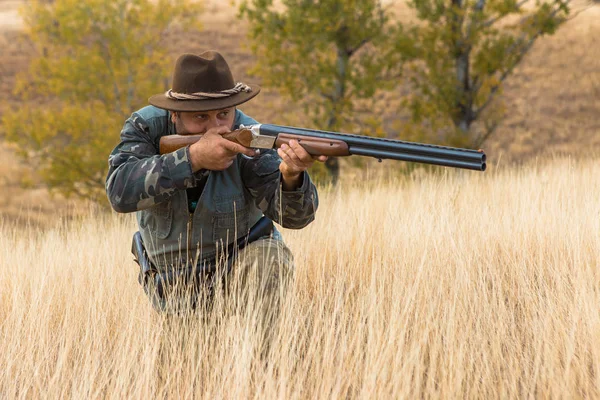 Hunter Hat Gun Search Prey Steppe Aims Prey — Stock Photo, Image