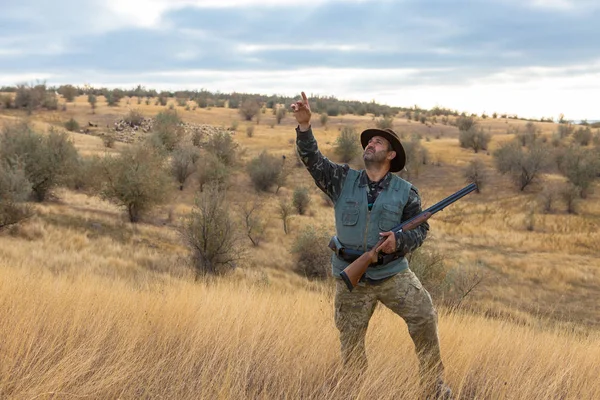 Chasseur Avec Chapeau Une Arme Feu Recherche Proies Dans Steppe — Photo