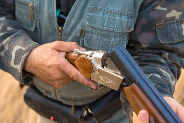 Cazador Con Sombrero Pistola Busca Presas Estepa Apunta Presa —  Fotos de Stock