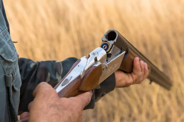 Cazador Con Sombrero Pistola Busca Presas Estepa Apunta Presa — Foto de Stock