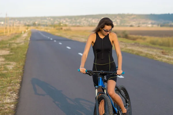 Mädchen Auf Einem Mountainbike Gelände Schönes Porträt Eines Radfahrers Bei — Stockfoto