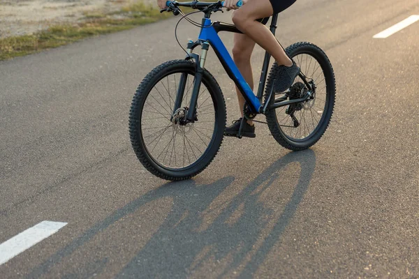 Flicka Mountainbike Offroad Vackra Porträtt Cyklist Solnedgången Fitness Tjej Rider — Stockfoto