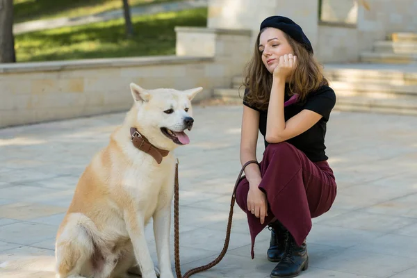 Femme Française Mode Avec Grand Chien Blanc Dans Parc — Photo