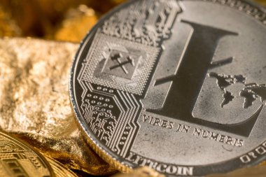 Kripto altın sikkeler - Bitcoin, Ethereum, Litecoin altın külçelerin arka planında. Sanal para kavramı.