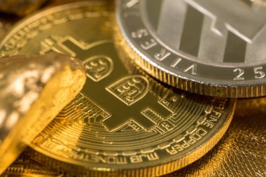 Kripto altın sikkeler - Bitcoin, Ethereum, Litecoin altın külçelerin arka planında. Sanal para kavramı.