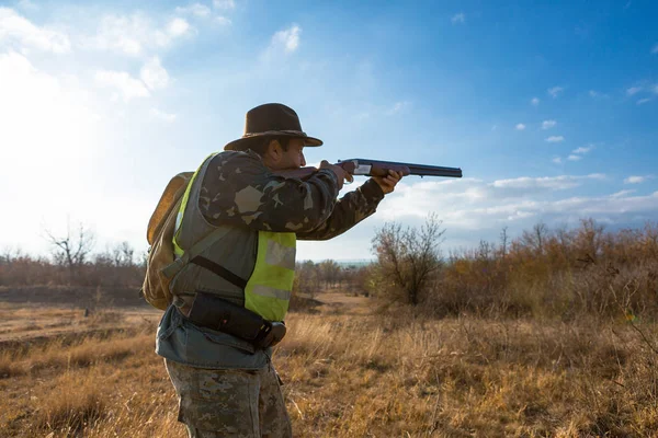 Cazador Sombrero Con Una Pistola Camuflaje Chaleco Reflectante Estepa — Foto de Stock