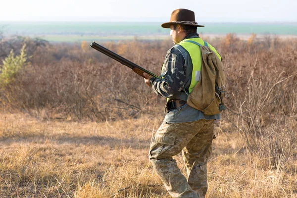 Jägare Hatt Med Pistol Kamouflage Och Reflexväst Stäppen — Stockfoto