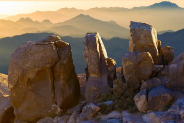 Sina Dağı 'nda şaşırtıcı gün doğumu, Mısır' da güzel şafak, dağdan güzel manzara