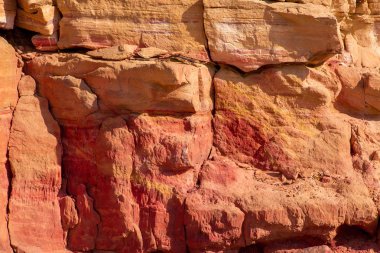 Renkli Kanyon South Sinai (Mısır) Yarımadası'nda bir rock oluşumdur. Çöl kayalar çok renkli kumtaşı arka plan.