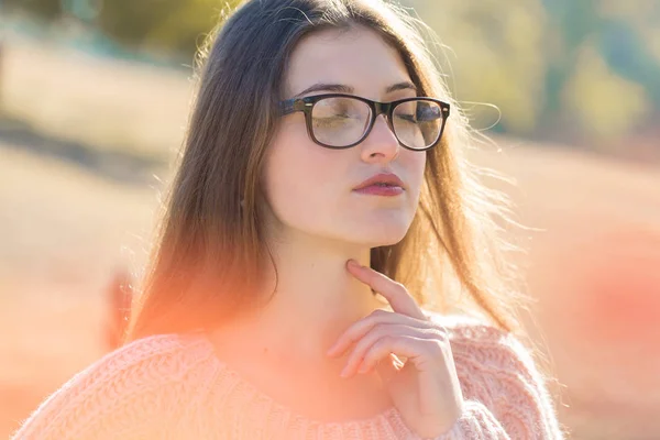 Retrato Mulher Muito Jovem Camisola Malha Elegante Floresta Dourada Outono — Fotografia de Stock